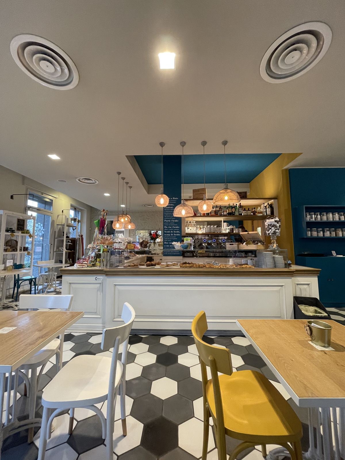 Sala interna del bar pasticceria Beniss ad Albiate