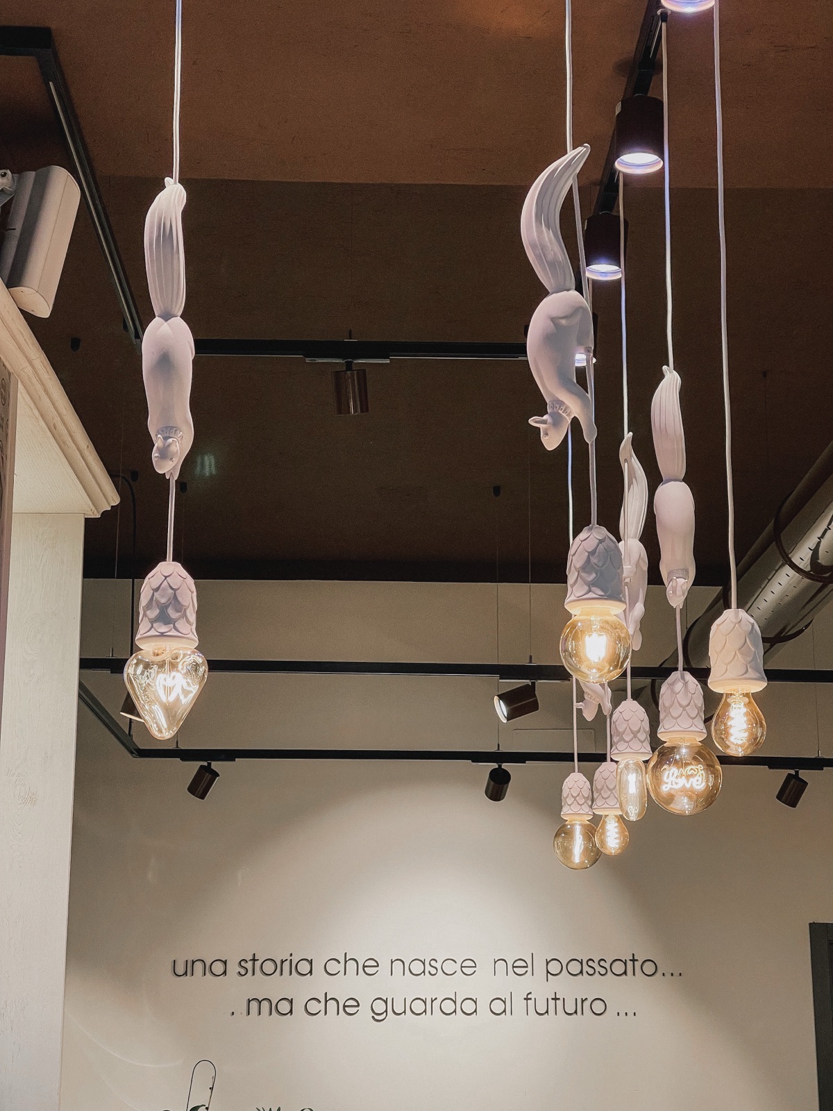 Lampade decorative e dettagli shabby chic all'interno di Beniss ad Albiate