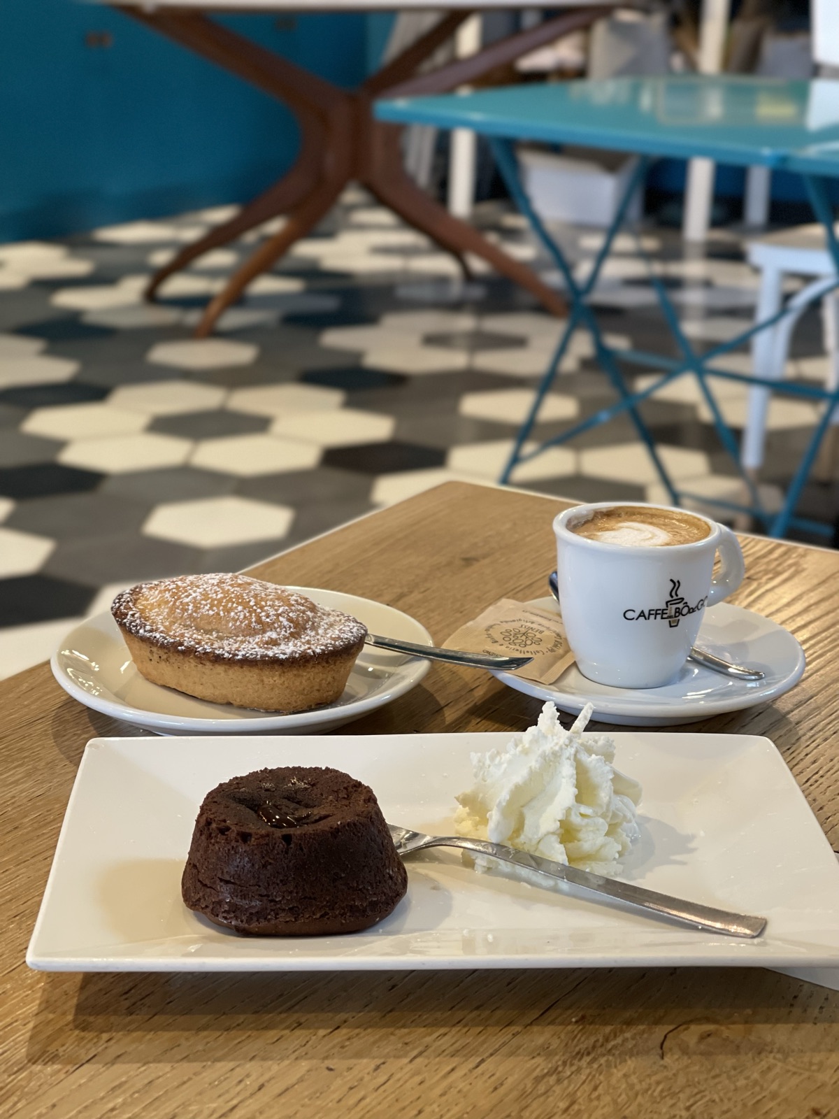 Monoporzioni e pasticcini esposti nel banco di Beniss ad Albiate