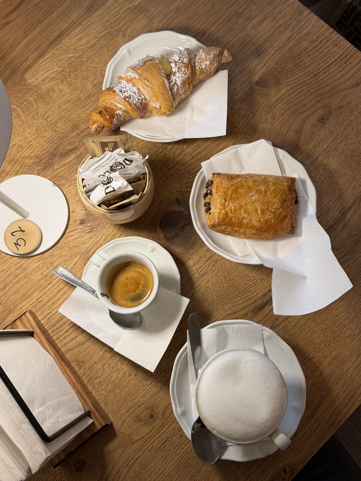 Brioche soffice e cappuccino sul tavolo da Dolci a Lissone