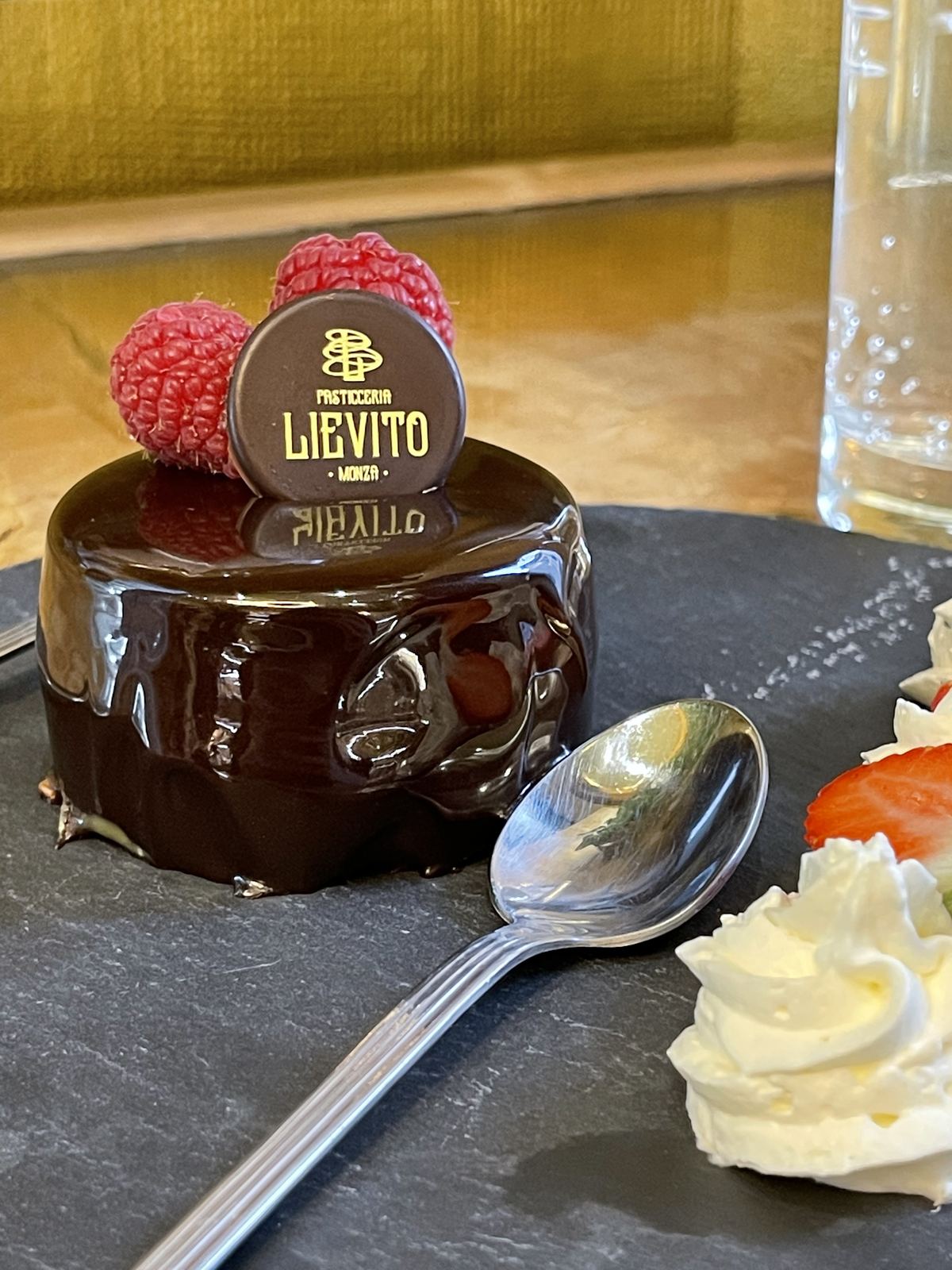 Monoporzione di pasticceria fine da Lievito by Dolci nel centro di Monza