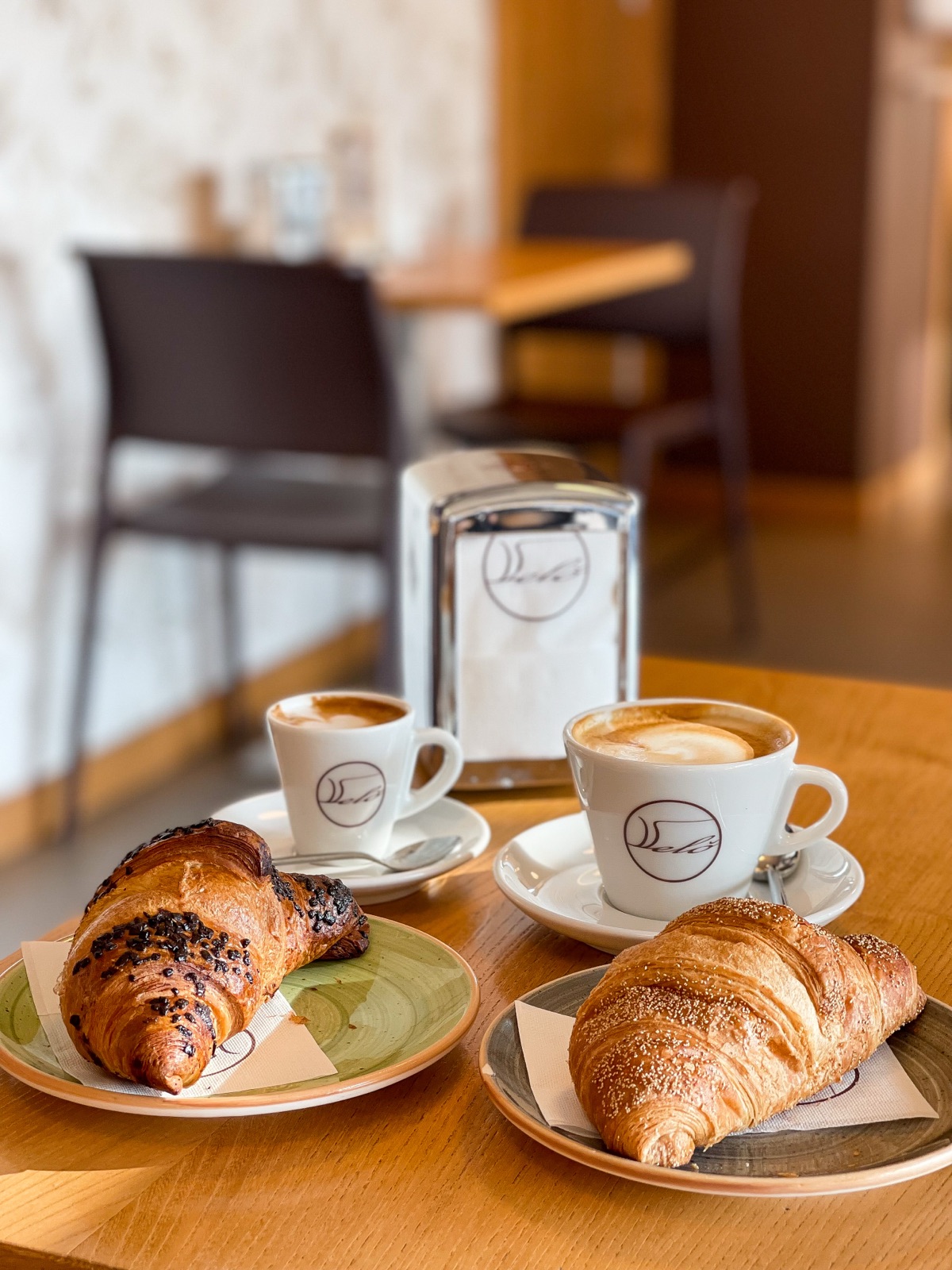 Brioche e cappuccino al bancone di Velò a Seregno