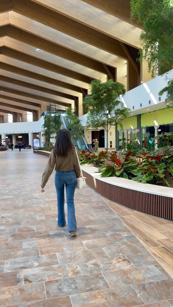 Galleria interna del centro commerciale Merlata Bloom