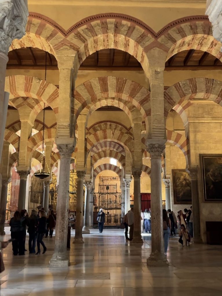 Archi bianchi e rossi all'interno della Mezquita di Cordoba
