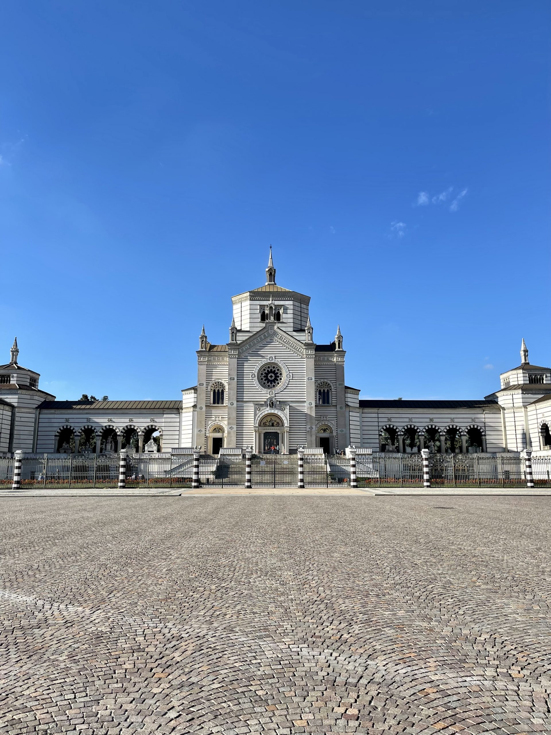Vialetti del Cimitero Monumentale di Milano tra le architetture