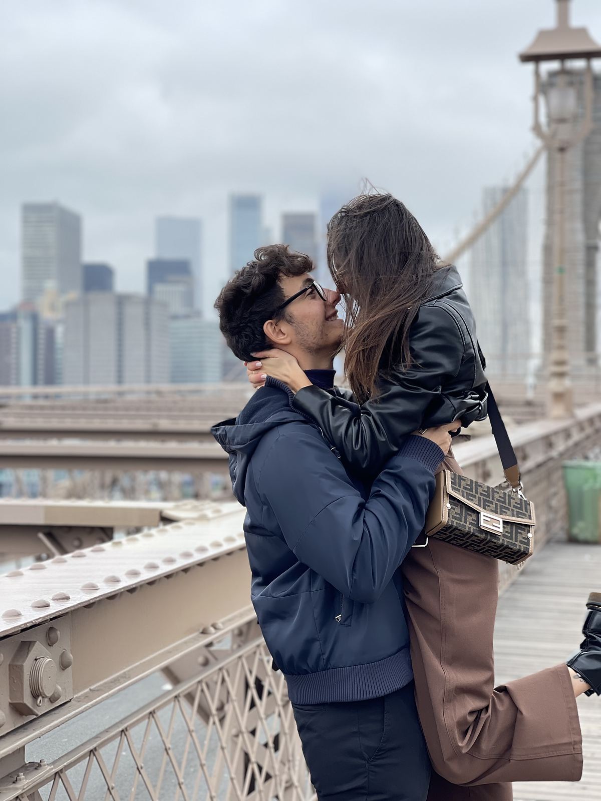 Ludovica e Gianmaria sul Brooklyn Bridge con lo skyline di Manhattan alle spalle