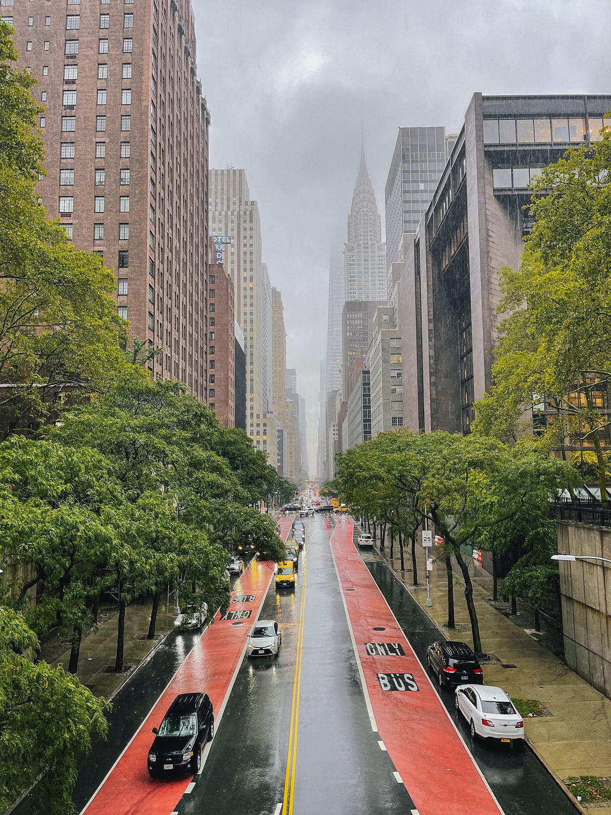Il Chrysler Building visto dal ponte di Tudor City lungo la 42esima strada