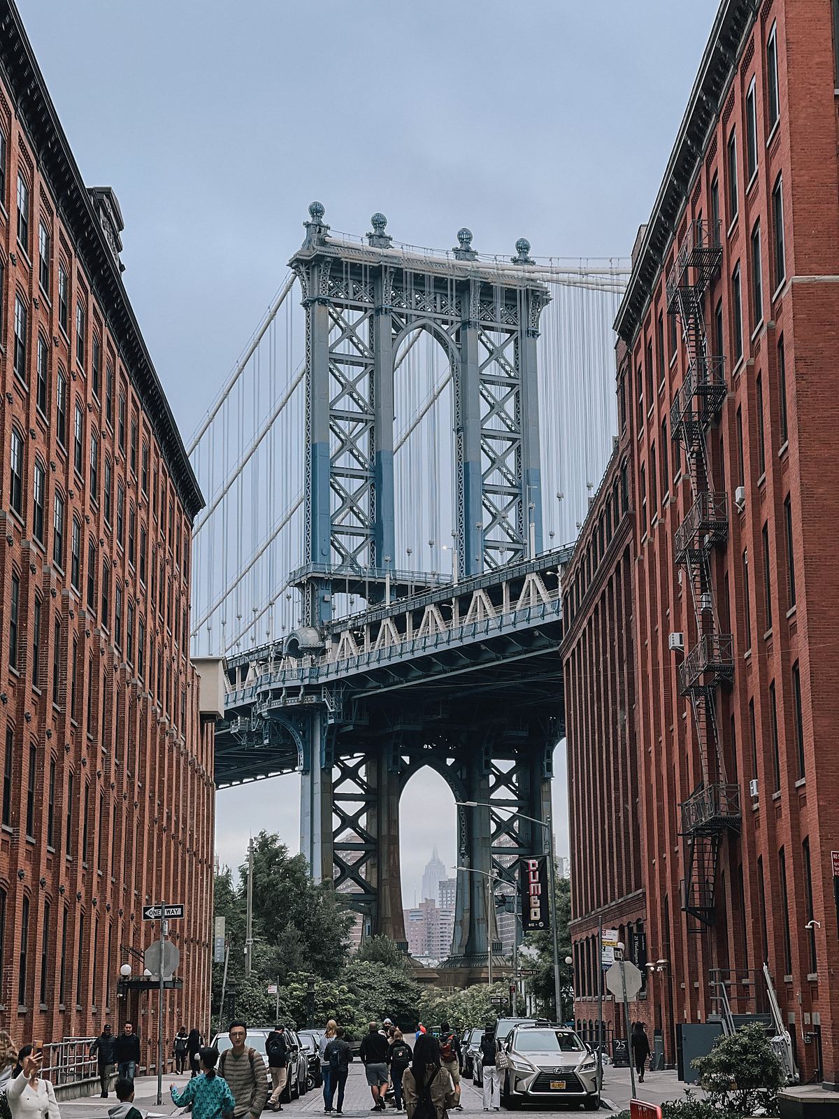 Il Manhattan Bridge incorniciato tra gli edifici in mattoni di Washington Street a DUMBO, Brooklyn