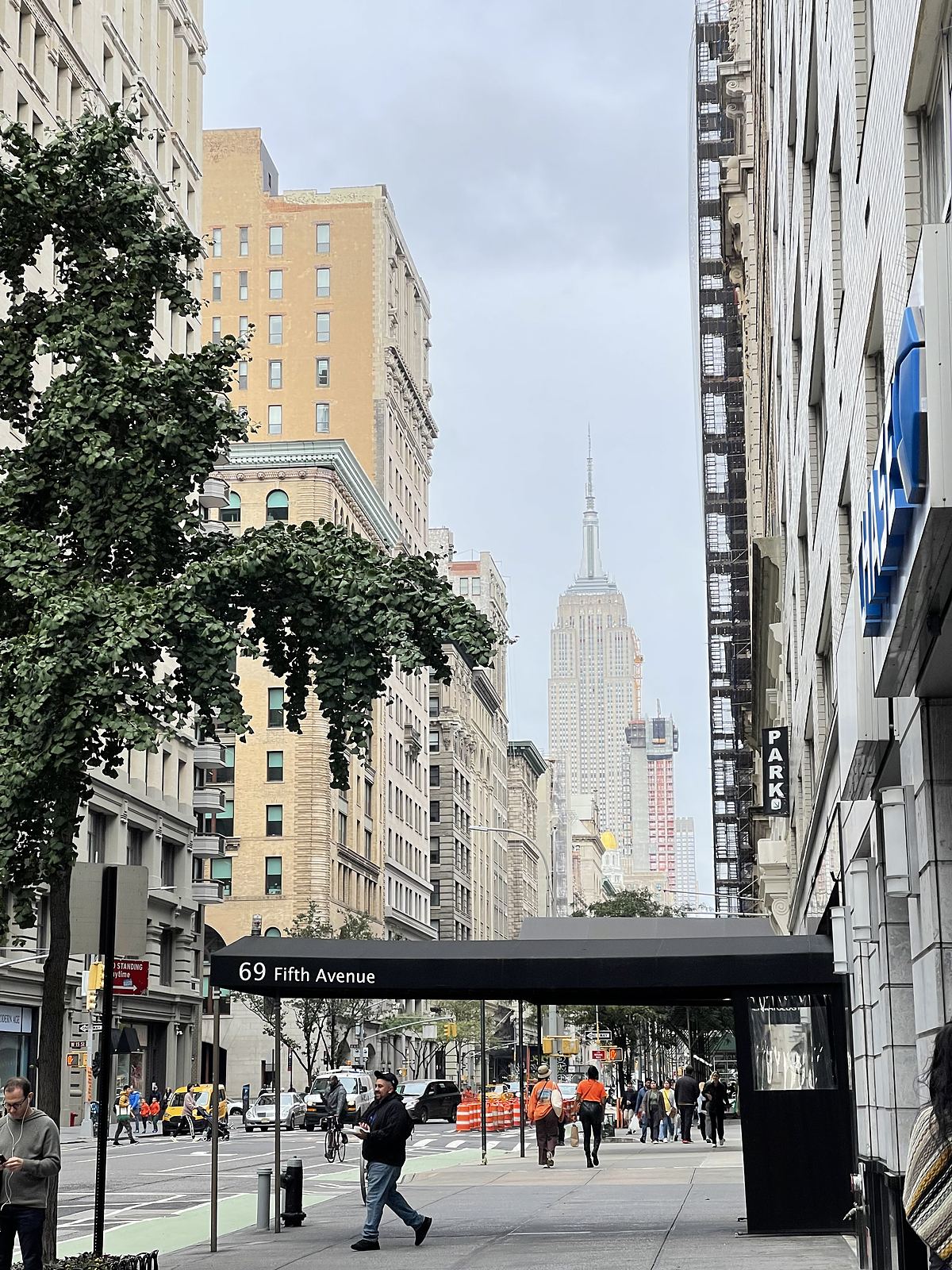 La Fifth Avenue a New York con l'Empire State Building sullo sfondo