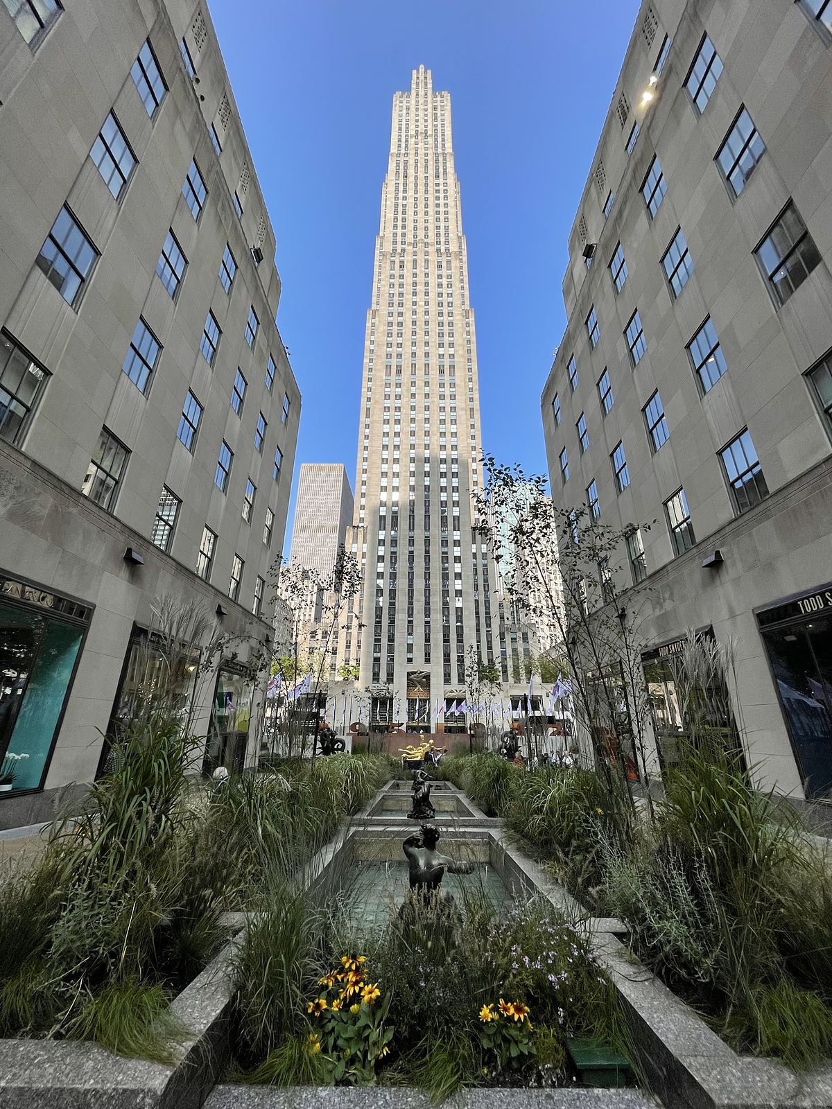 Il Rockefeller Center a New York visto dai Channel Gardens