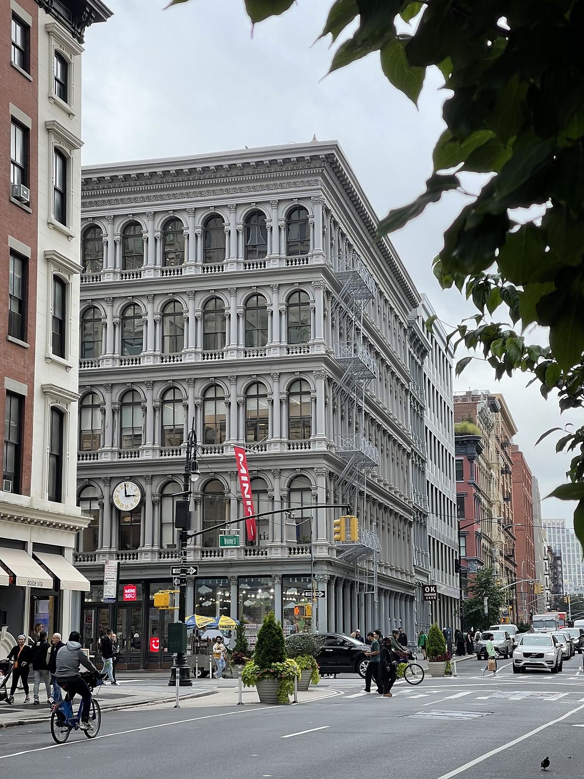Un edificio storico in ghisa di SoHo a New York con le finestre ad arco