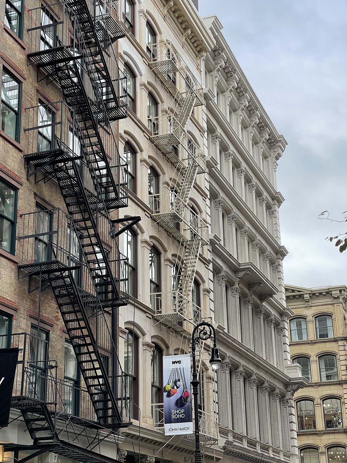 Le scale antincendio esterne sugli edifici in ghisa di SoHo a New York