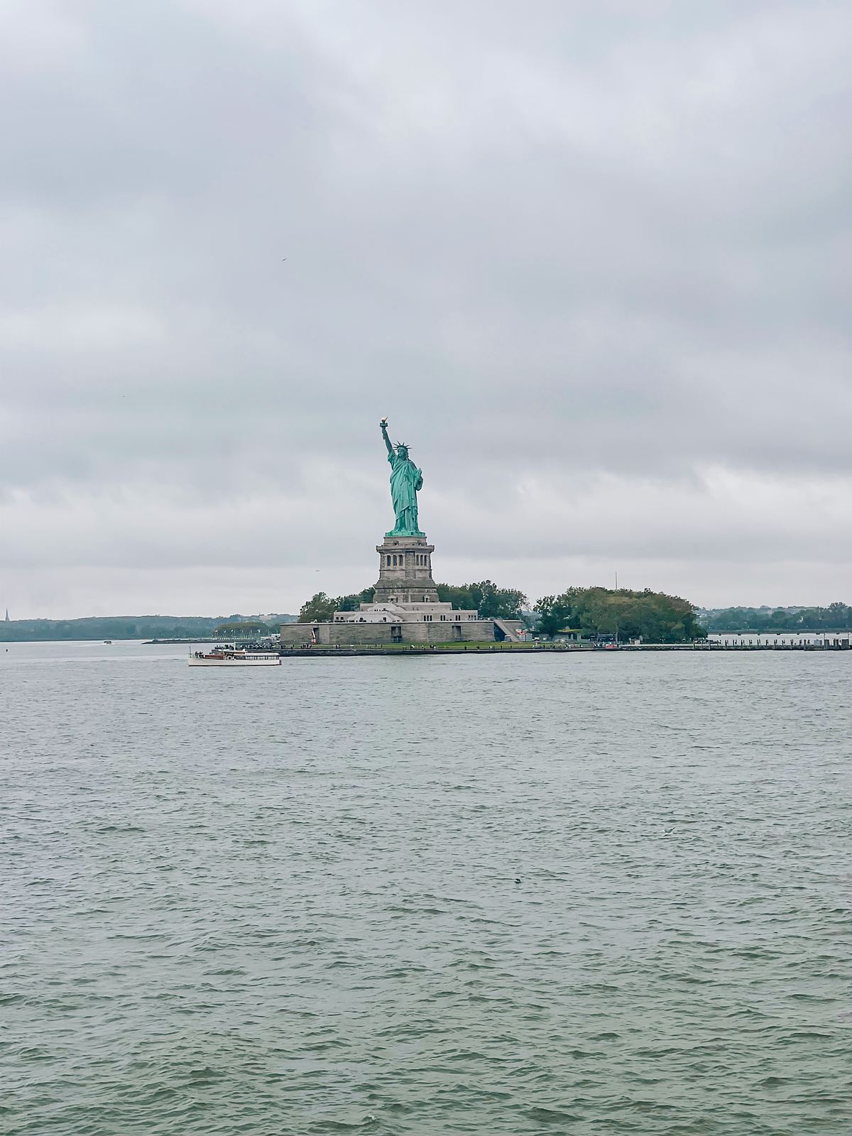 La Statua della Libertà vista dal traghetto gratuito per Staten Island