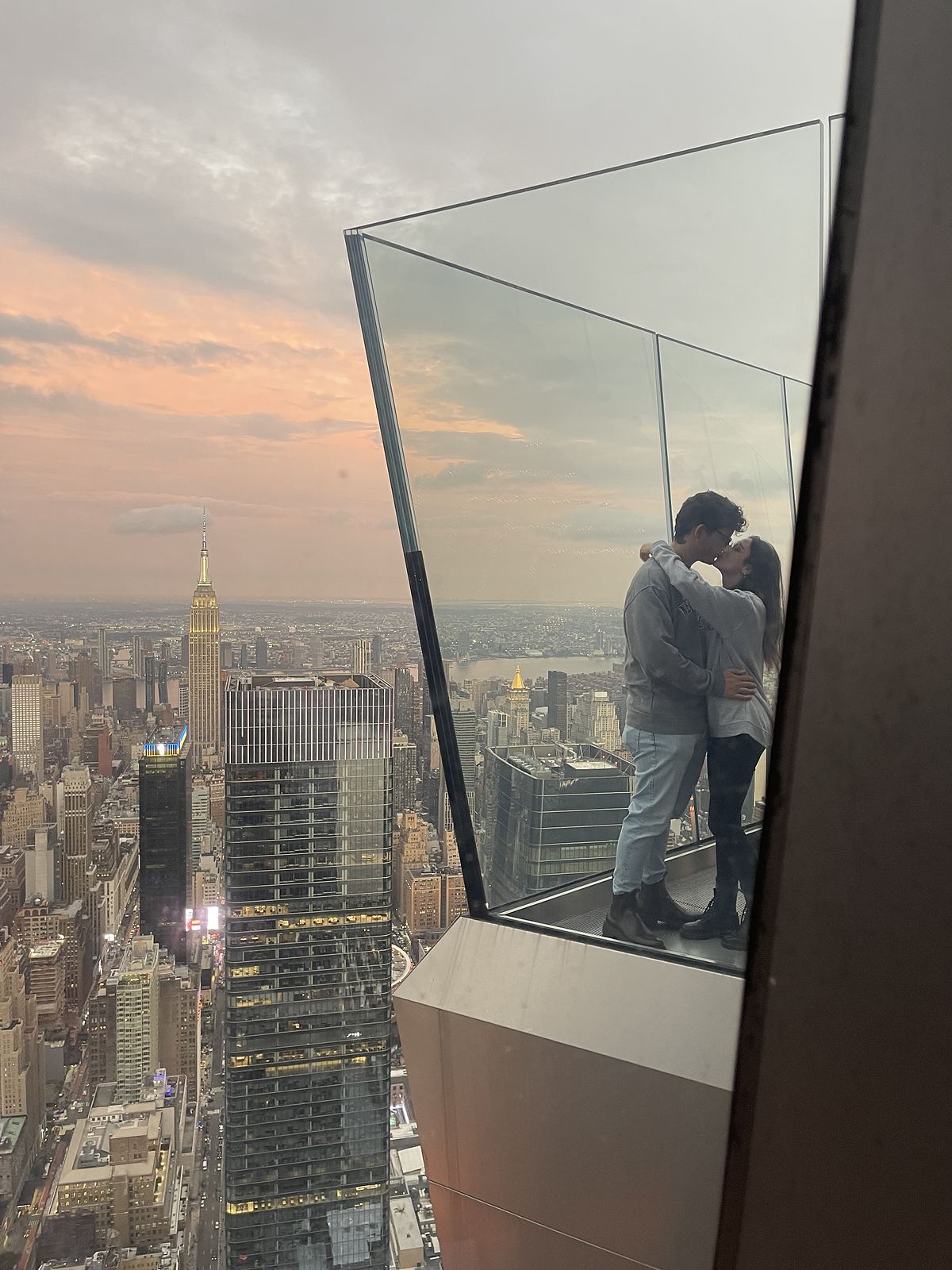 Lo skybox in vetro di The Edge a New York al tramonto con l'Empire State Building sullo sfondo