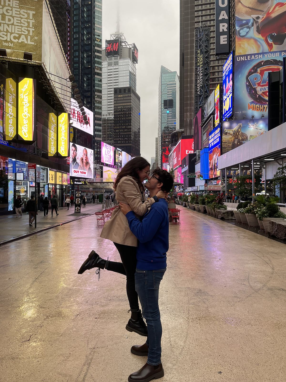 Ludovica e Gianmaria a Times Square di sera con le insegne luminose