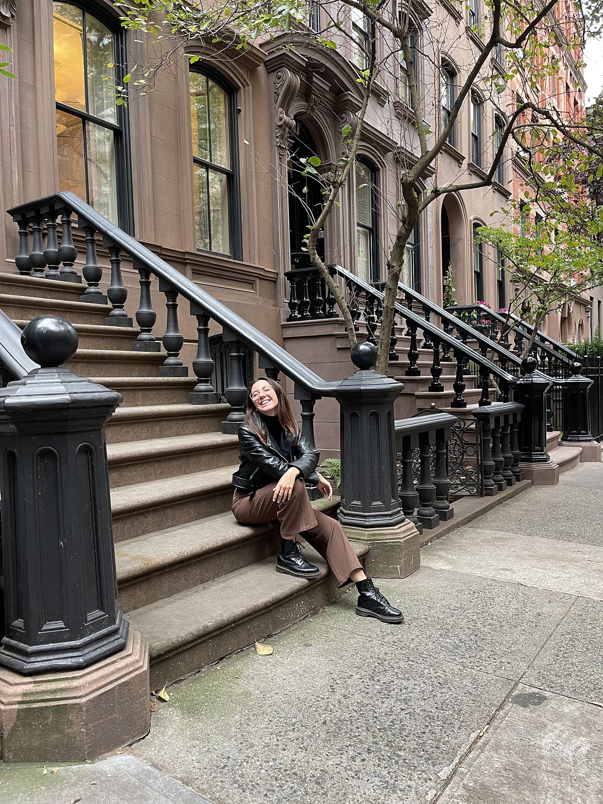 Ludovica seduta sulla scalinata di una casa in mattoni del West Village a New York