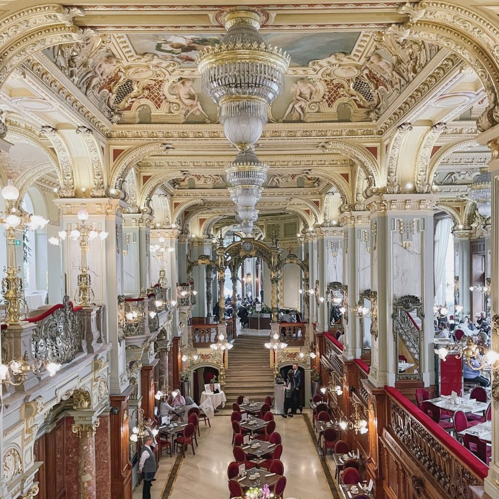 Interni liberty del New York Café, definito il più bello del mondo