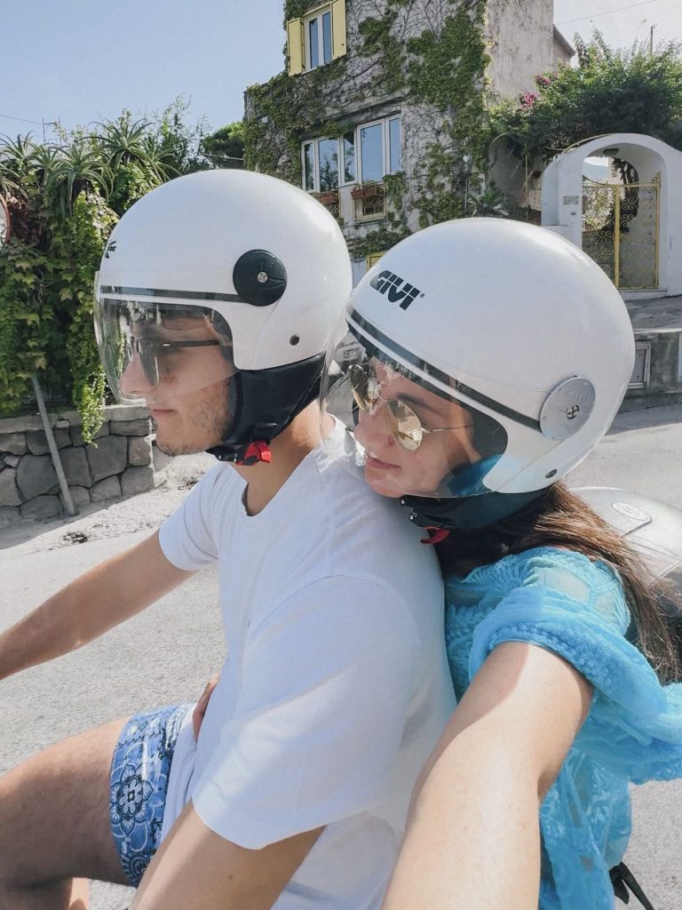 Ludo e Giamma in motorino sulle strade di Ischia