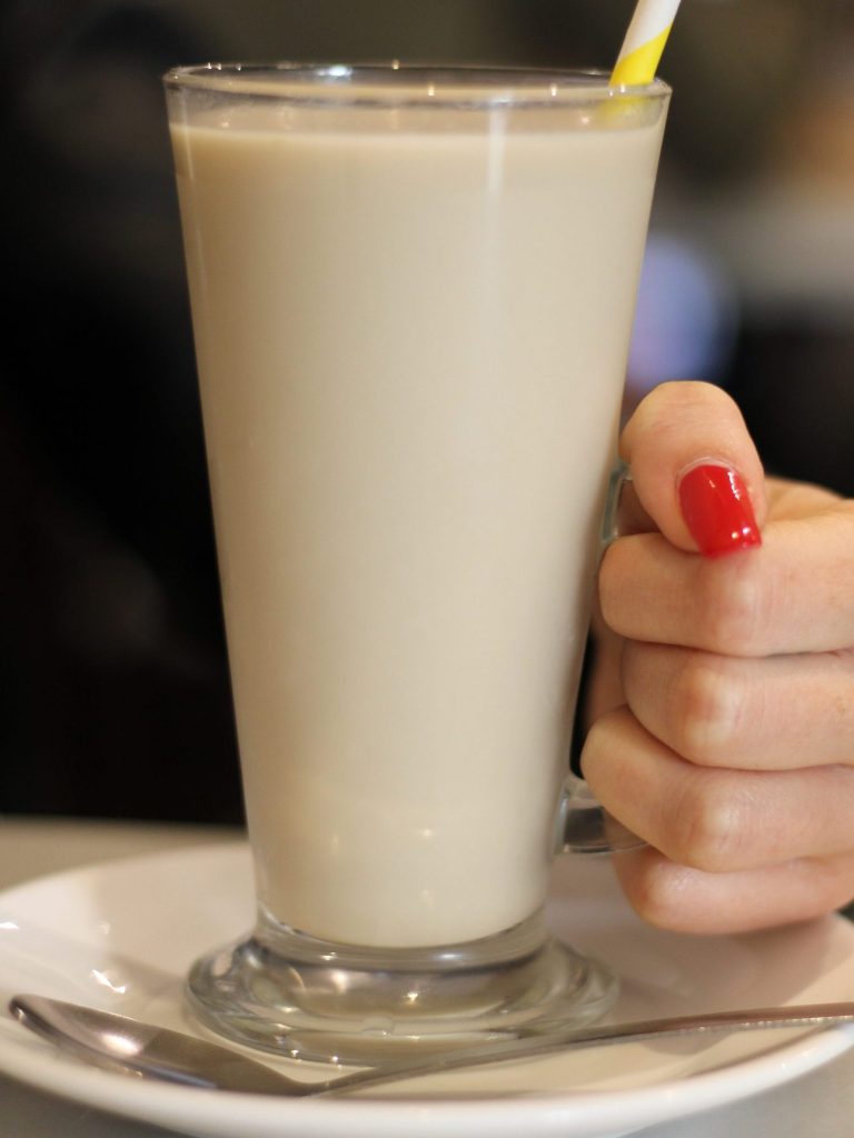Horchata valenciana servita con i fartons