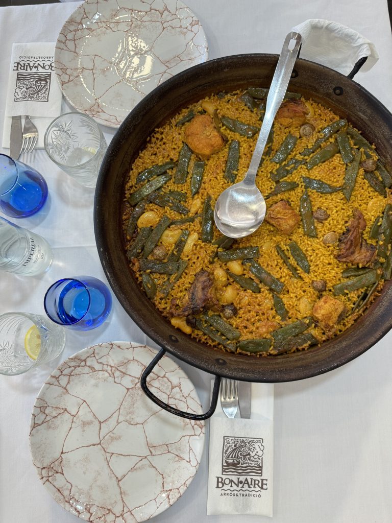 Paella valenciana di carne gustata a Bon Aire nell'Albufera
