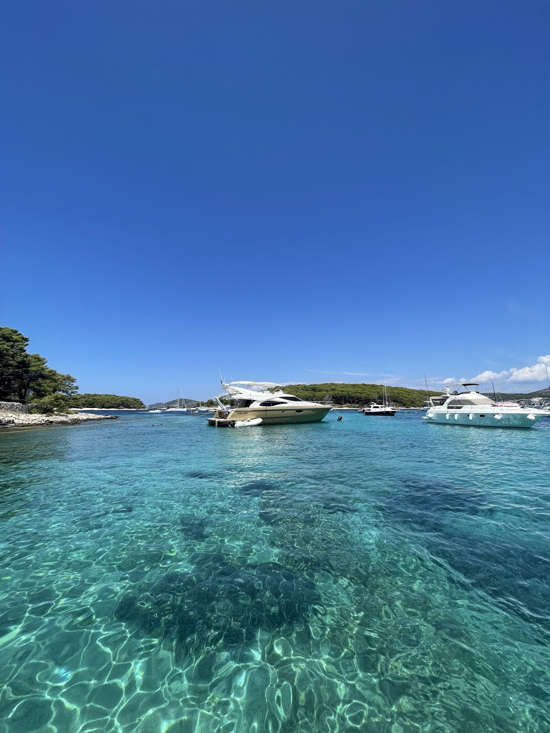 Acque cristalline delle Pakleni Islands davanti a Hvar