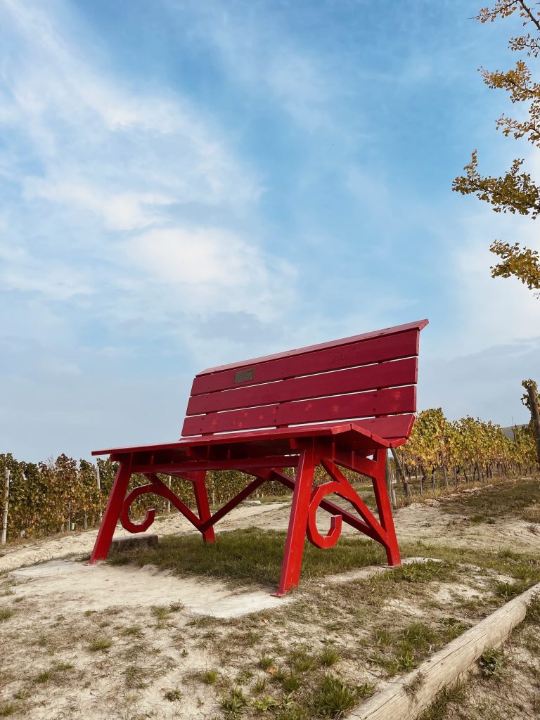 Panchina gigante rossa di Clavesana nelle Langhe
