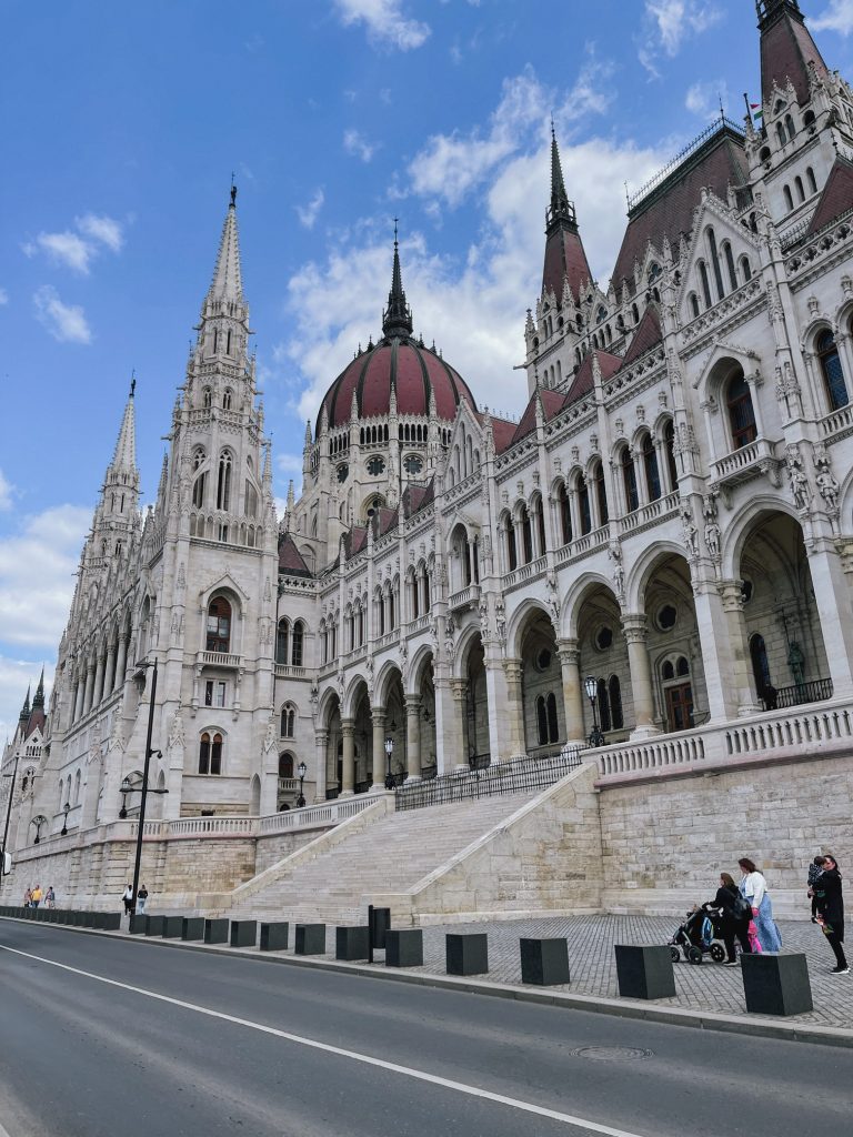 Parlamento di Budapest visto dall'esterno di giorno