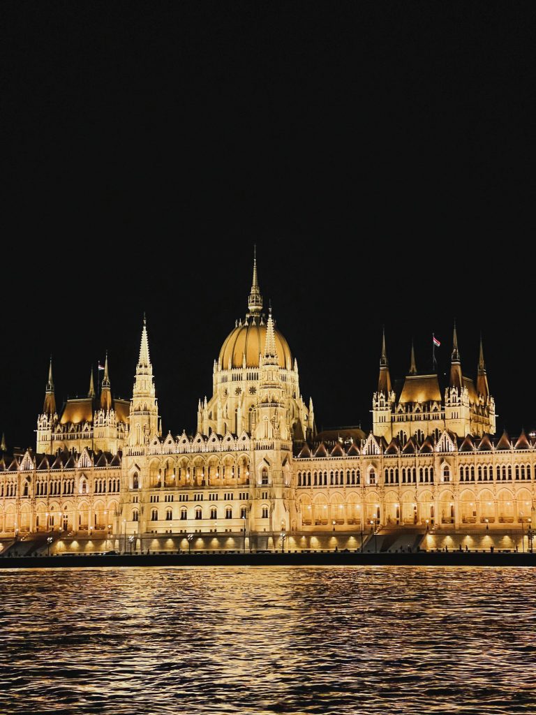 Parlamento di Budapest illuminato di notte