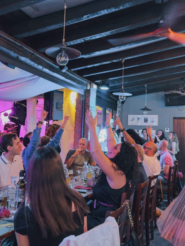 Ospiti che ballano durante un DJ set a El Galet