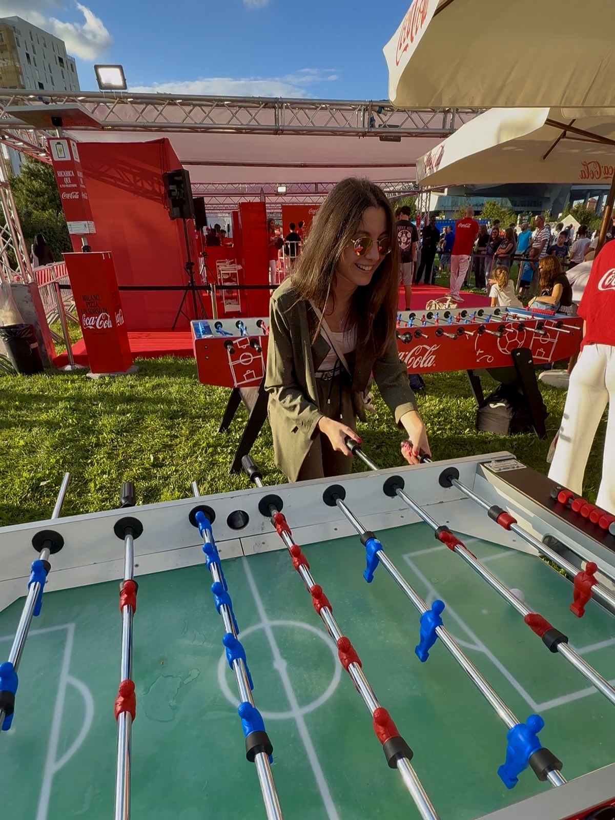 Ludovica gioca a calciobalilla nell'area giochi del Coca-Cola Pizza Village di Milano