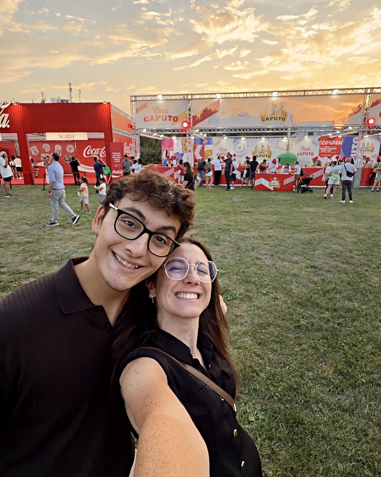 Ludovica e Gianmaria davanti allo spazio Casa Caputo del Coca-Cola Pizza Village di Milano