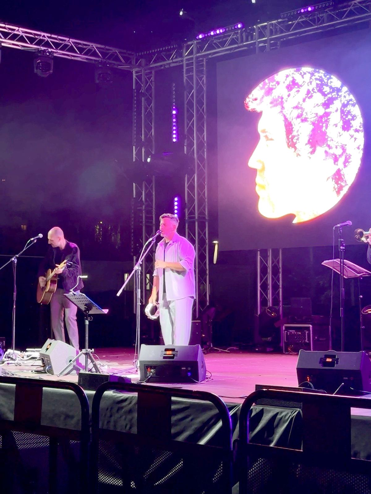 Concerto serale sul palco del Coca-Cola Pizza Village al Parco di CityLife a Milano