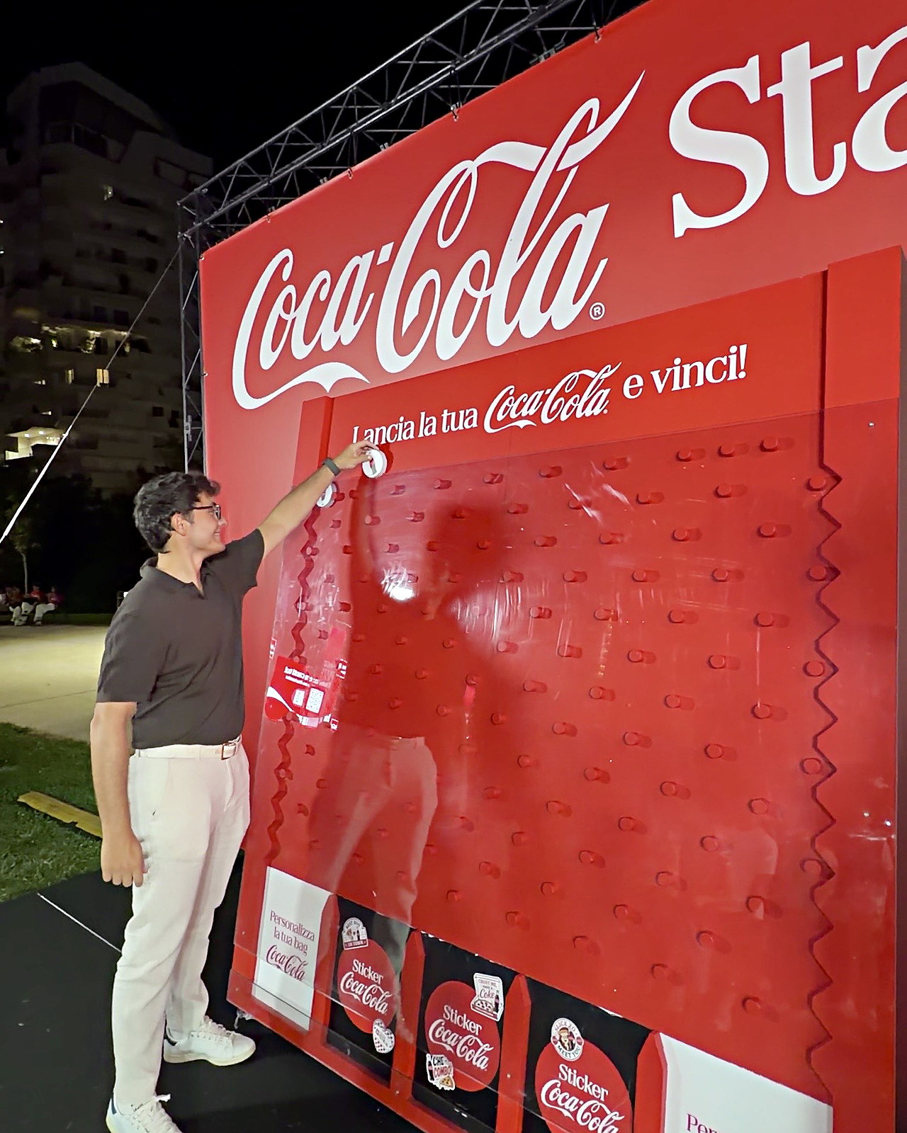 Il gioco Lancia la tua Coca-Cola e vinci nell'Entertainment Hub del Pizza Village di Milano