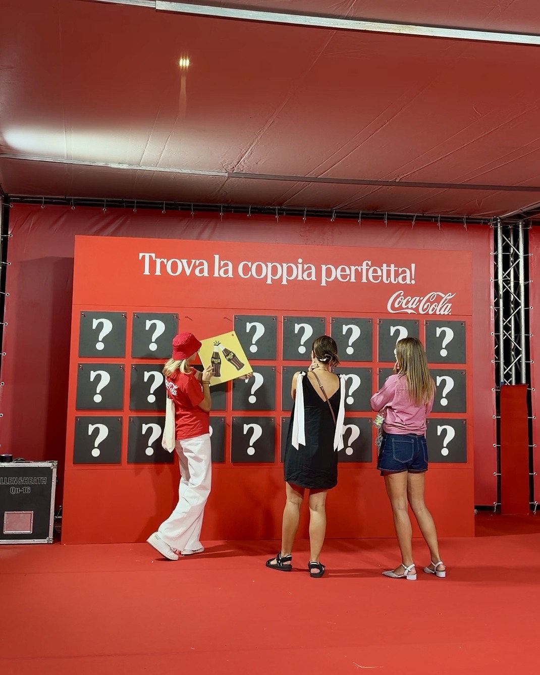 Il gioco Trova la coppia perfetta dentro lo stand Coca-Cola del Pizza Village di Milano