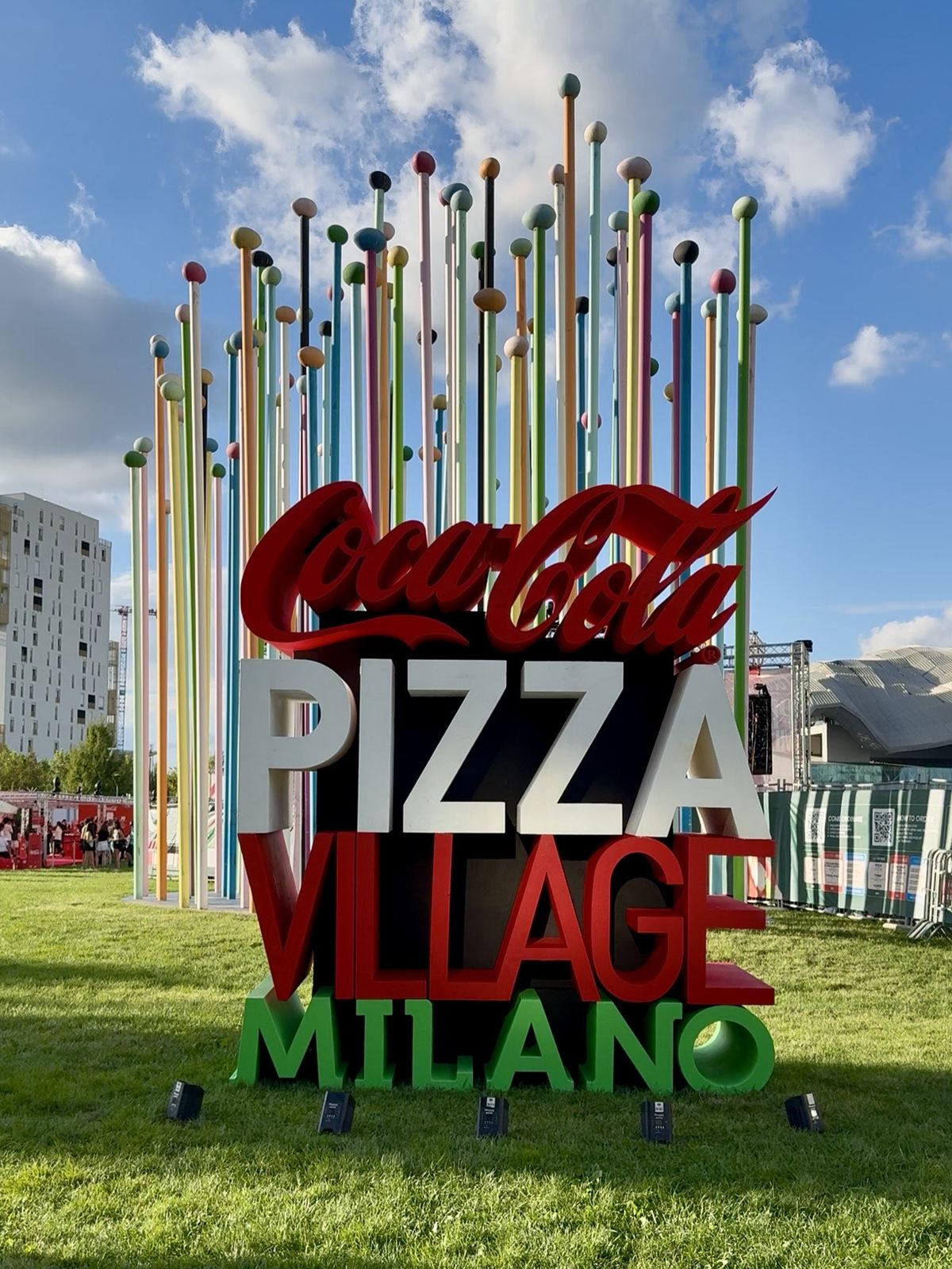 Insegna d'ingresso del Coca-Cola Pizza Village di Milano