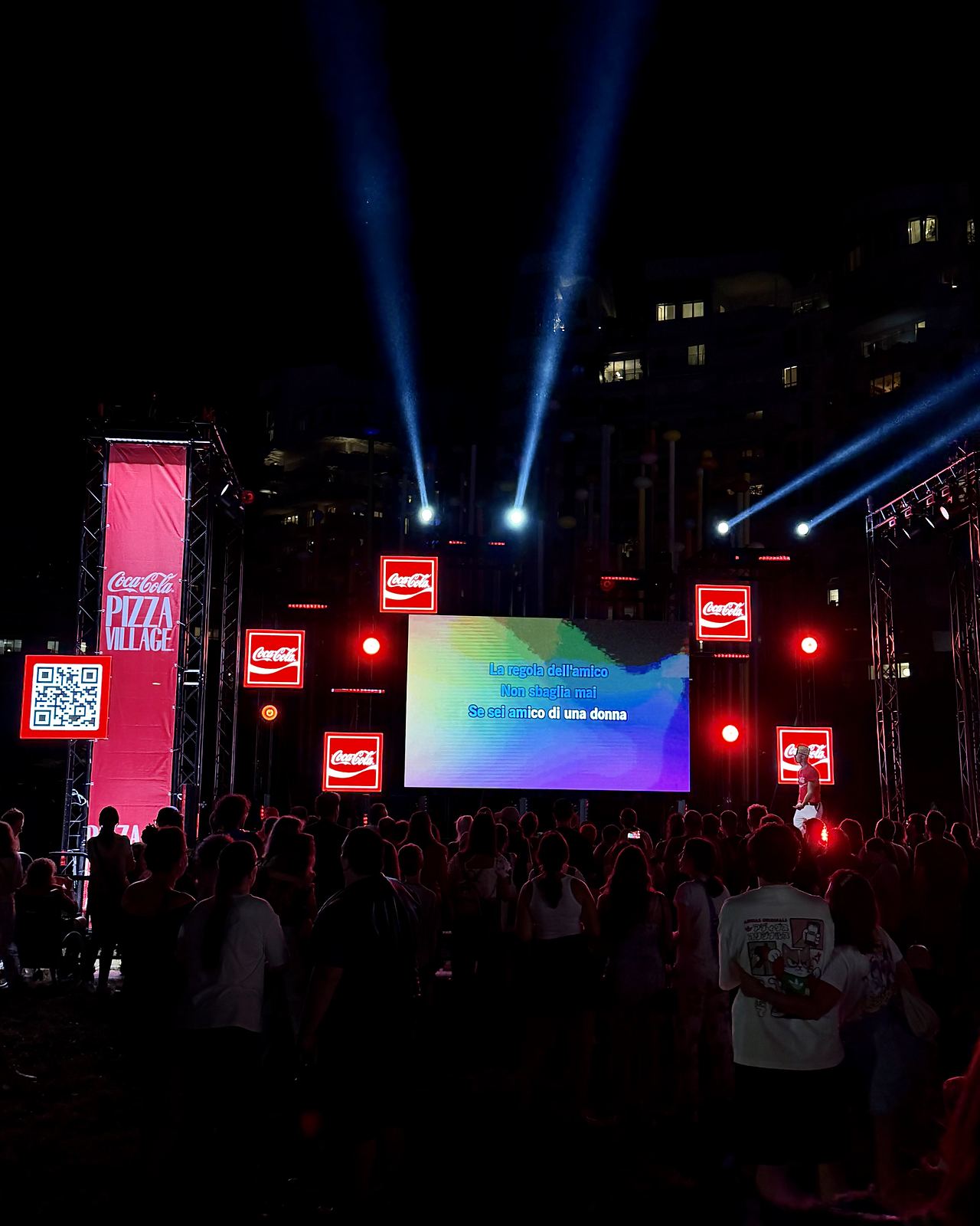 La serata karaoke sul palco del Coca-Cola Pizza Village al Parco di CityLife a Milano