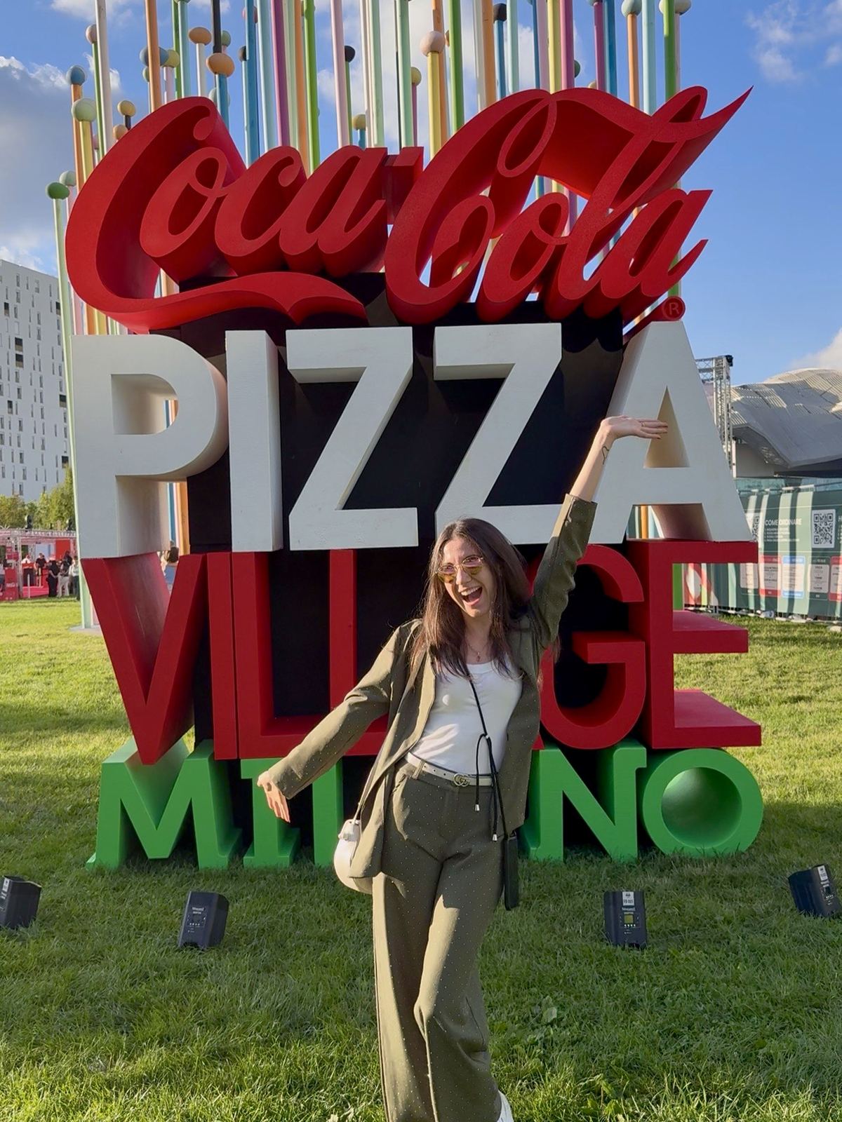Ludovica davanti alla scritta Coca-Cola Pizza Village a CityLife