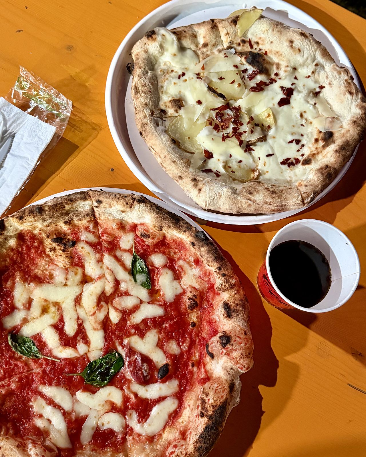 Una margherita e una pizza speciale appena servite al Coca-Cola Pizza Village di Milano
