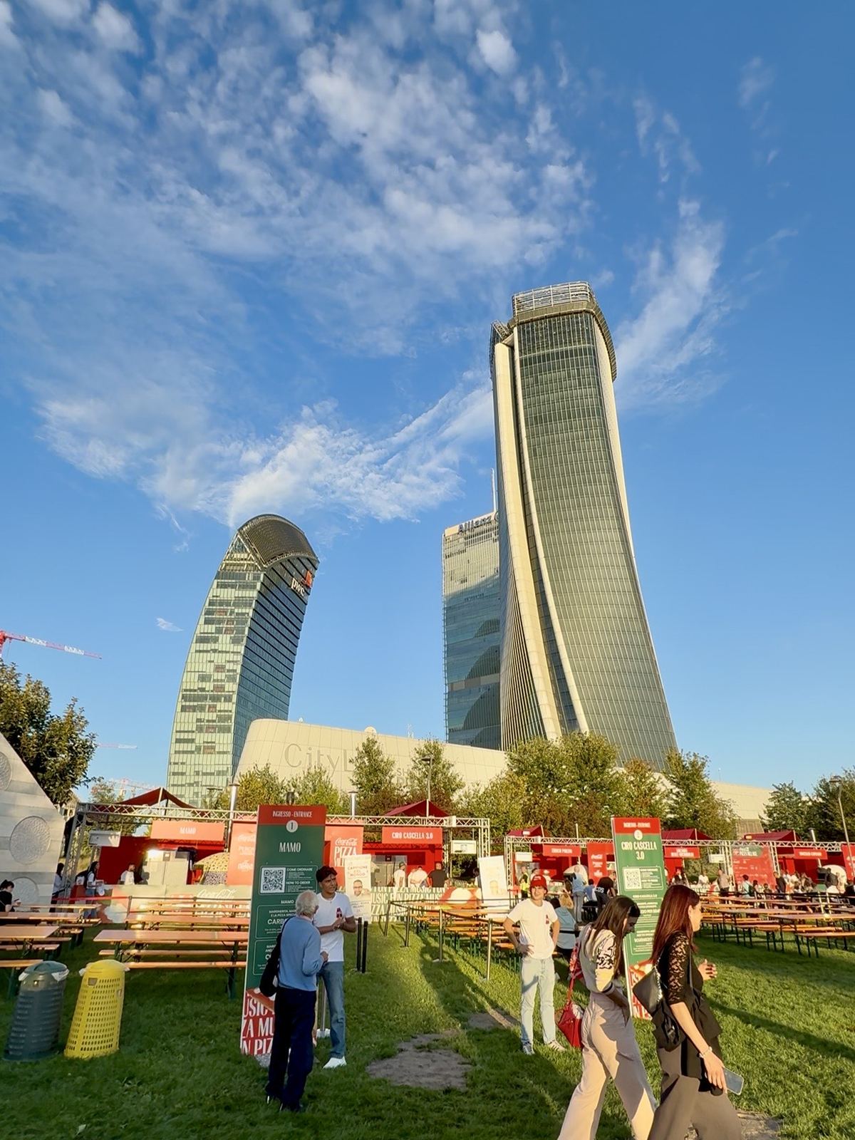 Il villaggio del Coca-Cola Pizza Village sui prati del Parco di CityLife, ai piedi delle Tre Torri di Milano