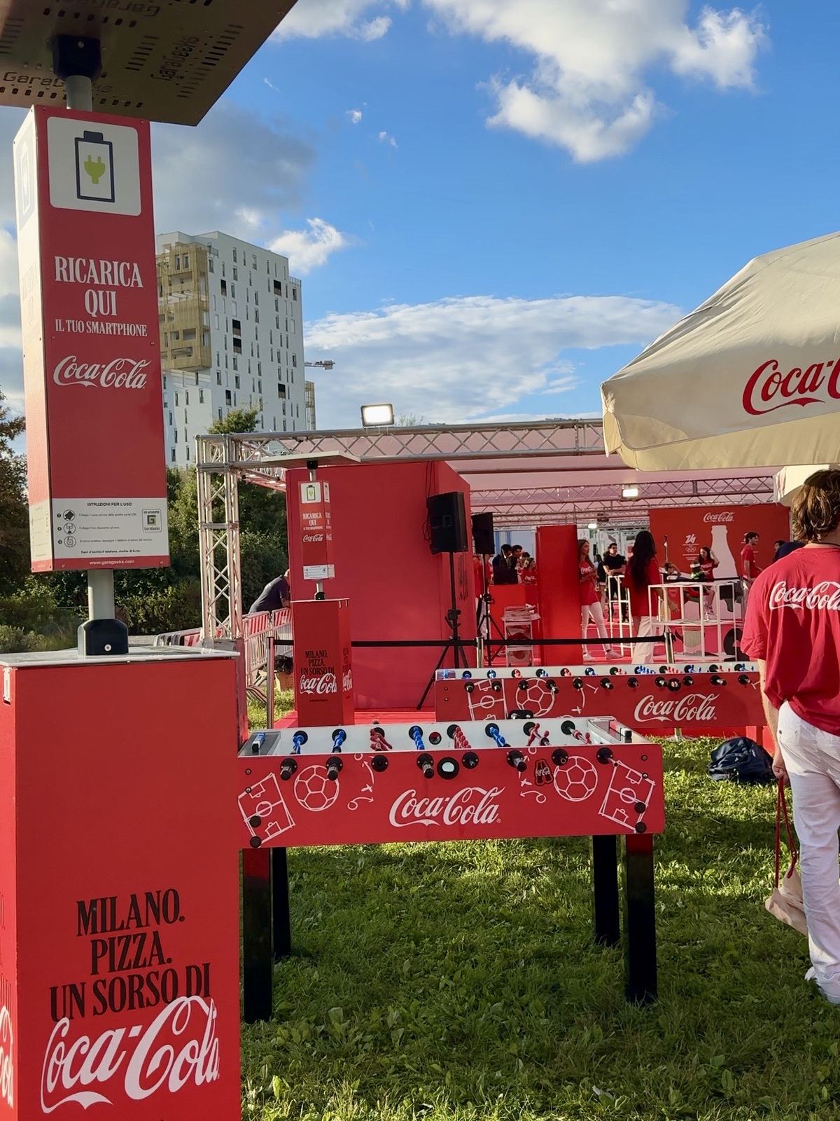 Calciobalilla nell'area giochi dello stand Coca-Cola al Pizza Village di Milano