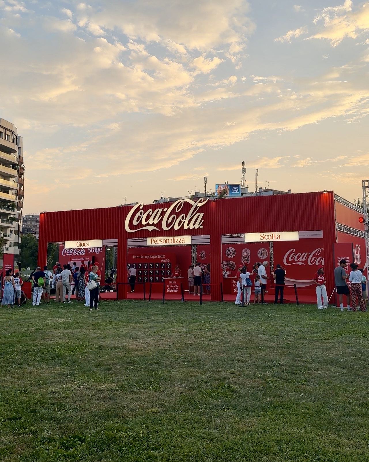 Lo stand Coca-Cola sui prati del Pizza Village al Parco di CityLife a Milano