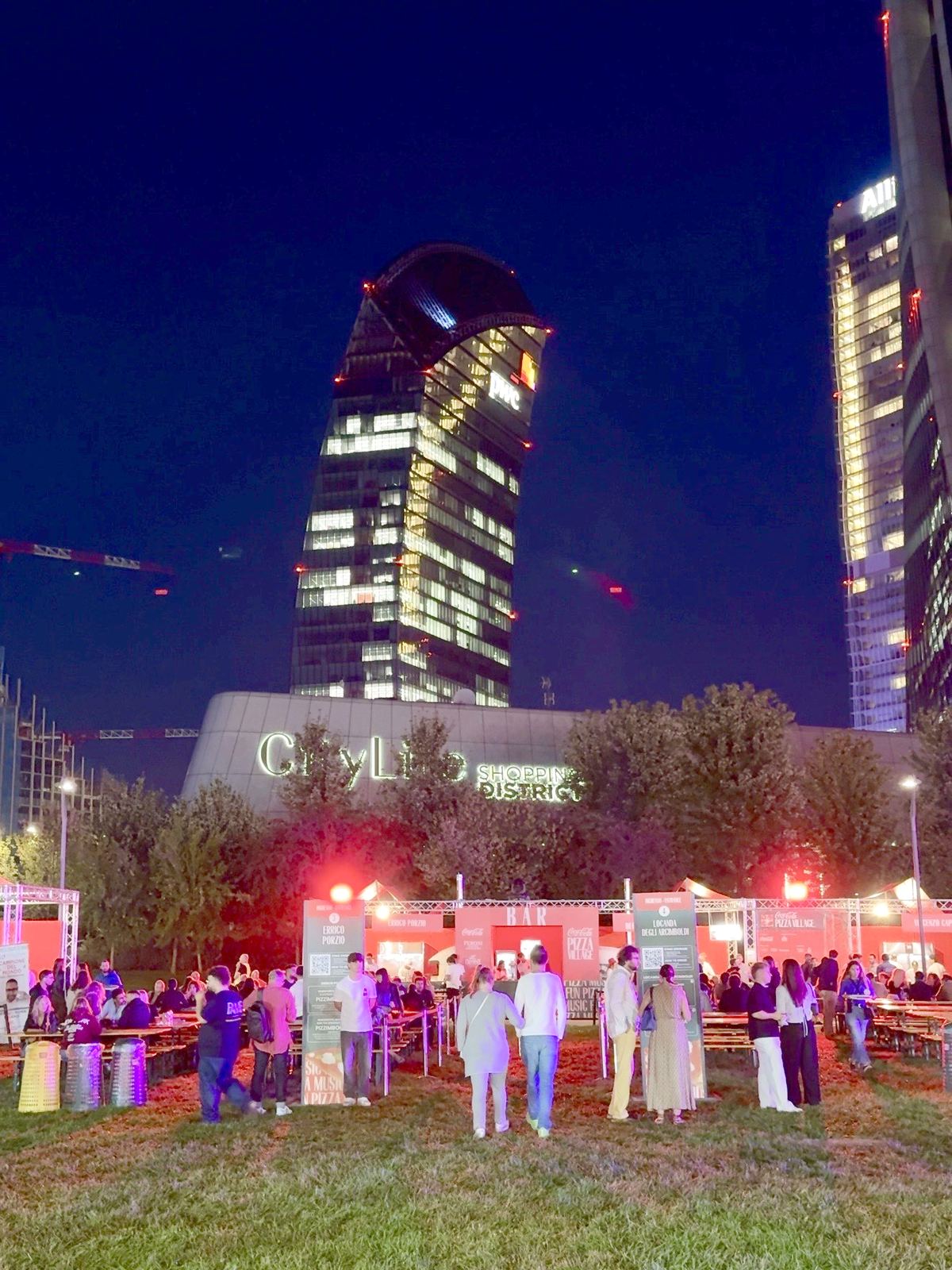 Il villaggio del Coca-Cola Pizza Village di Milano pieno di gente in una sera di settembre