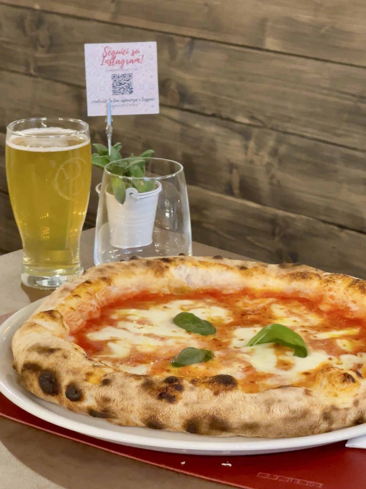 Pizza margherita e birra artigianale serviti da AmaLe, pizzeria a Muggiò in Brianza