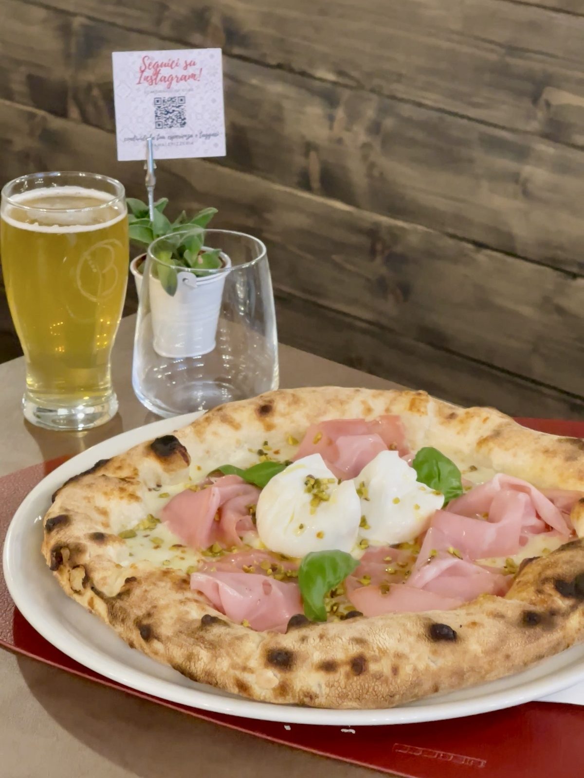 Pizza gourmet con mortadella, burrata e granella di pistacchio da AmaLe a Muggiò