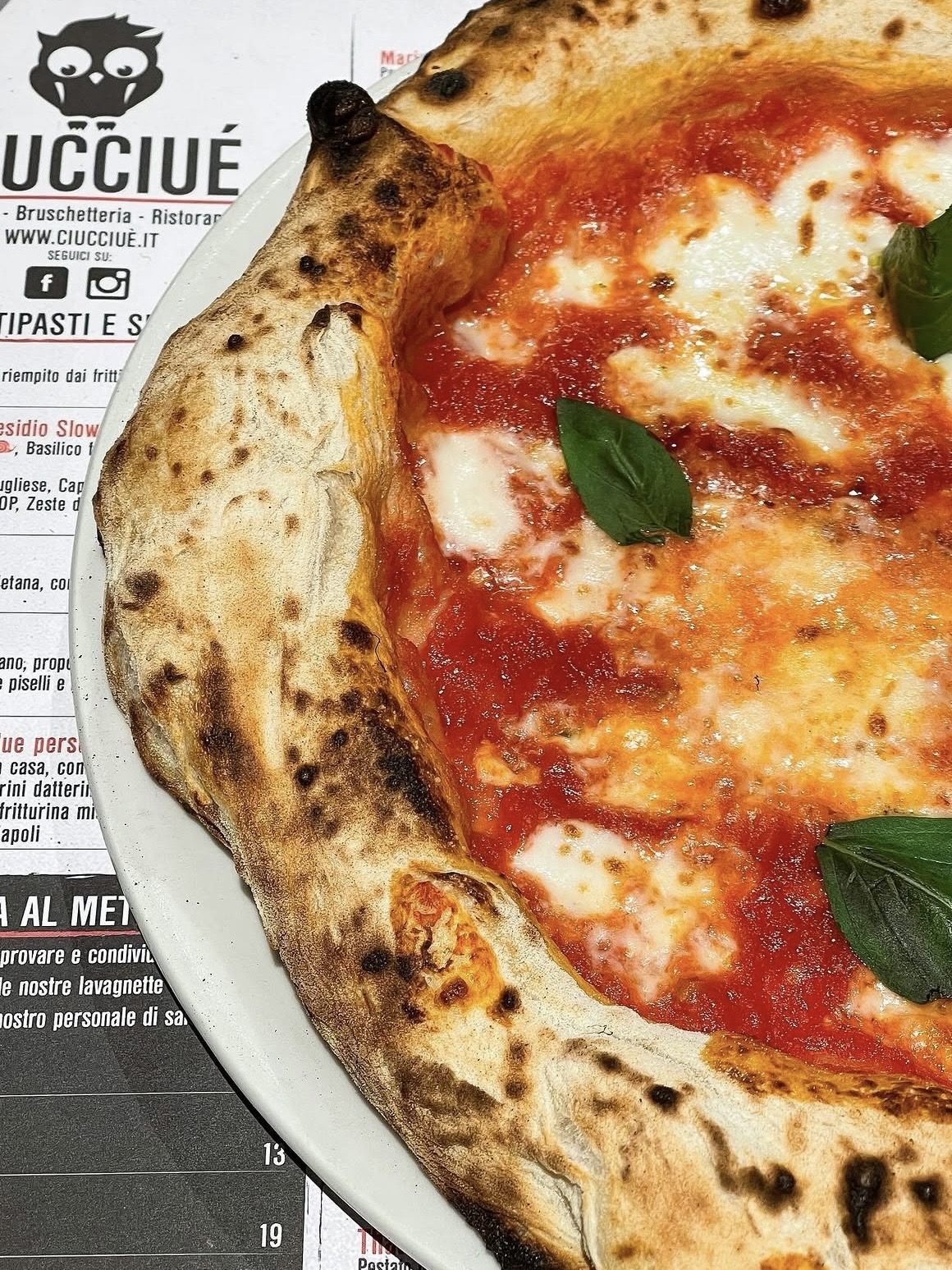 Pizza margherita cotta nel forno a legna da Ciucciué, pizzeria a Lissone
