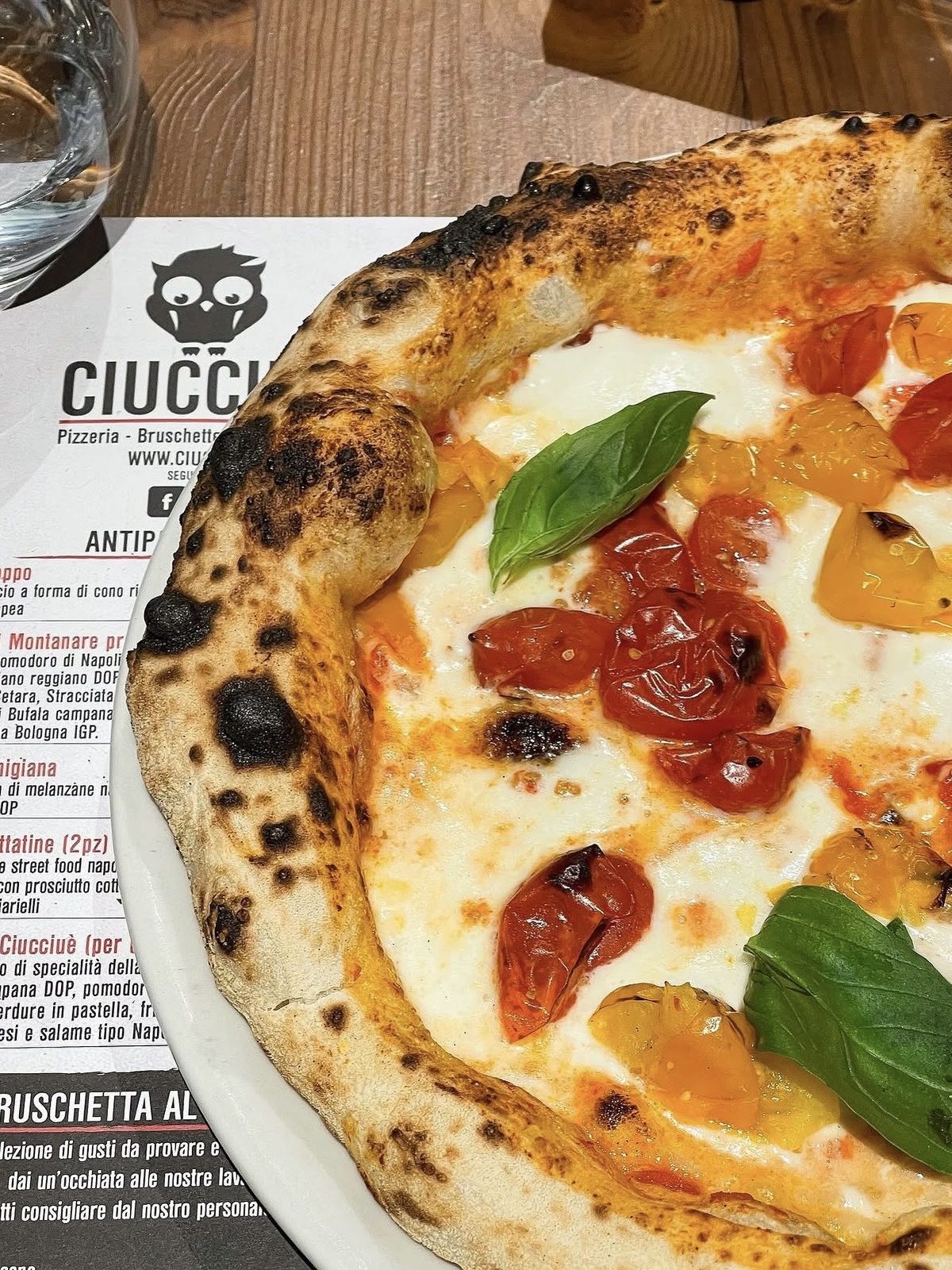 Pizza con pomodorini gialli e rossi e mozzarella di bufala da Ciucciué a Lissone