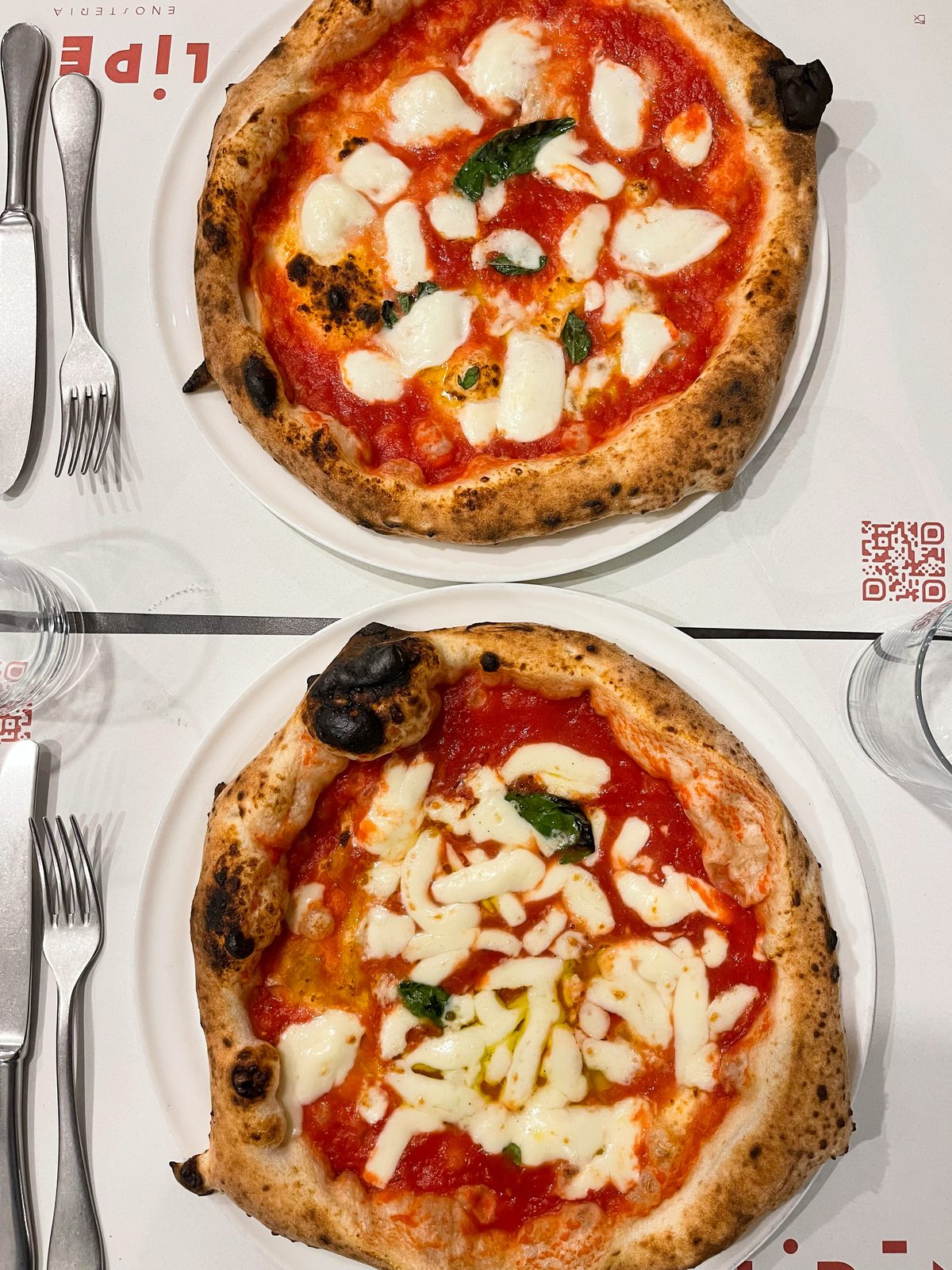 Due pizze margherita napoletane servite da Lipen a Canonica di Triuggio