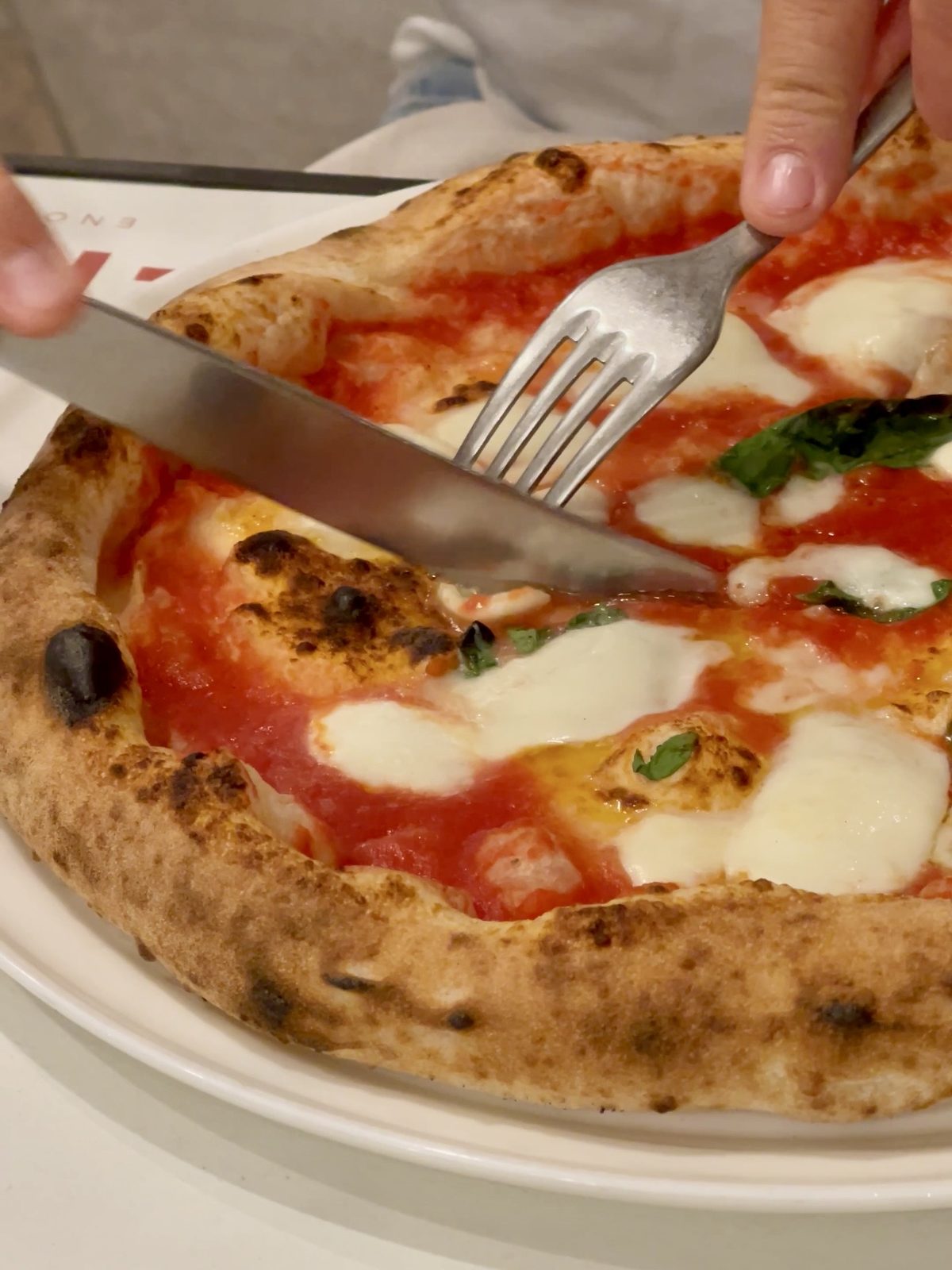 Pizza margherita napoletana con cornicione fragrante di Lipen in Brianza