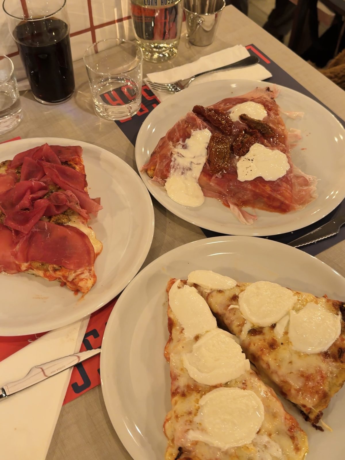 Tranci di pizza artigianale serviti al tavolo da Luna Rossa a Bovisio Masciago