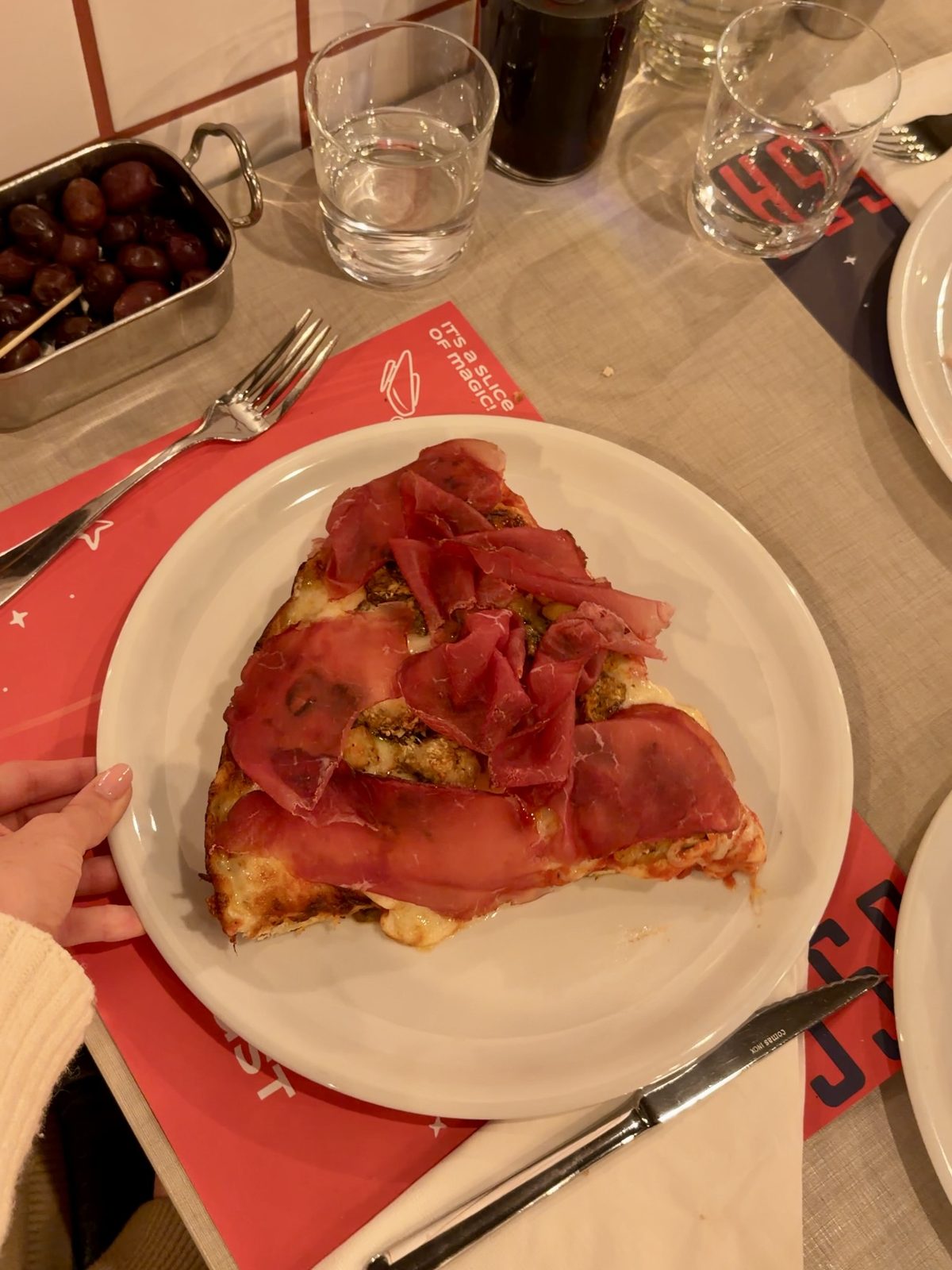 Trancio di pizza farcito con bresaola e le storiche olive di Luna Rossa a Bovisio Masciago